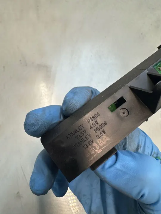Tercera Luz de Freno Infiniti G37 OEM E4304 - Usado image 3