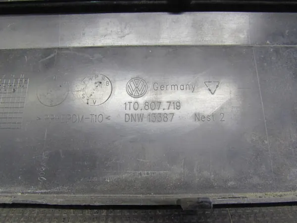 Etupuskuri VW Touran I 1T0807719 image 9