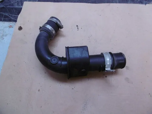 Dacia Duster 2014 Intercooler-Schlauch image 2