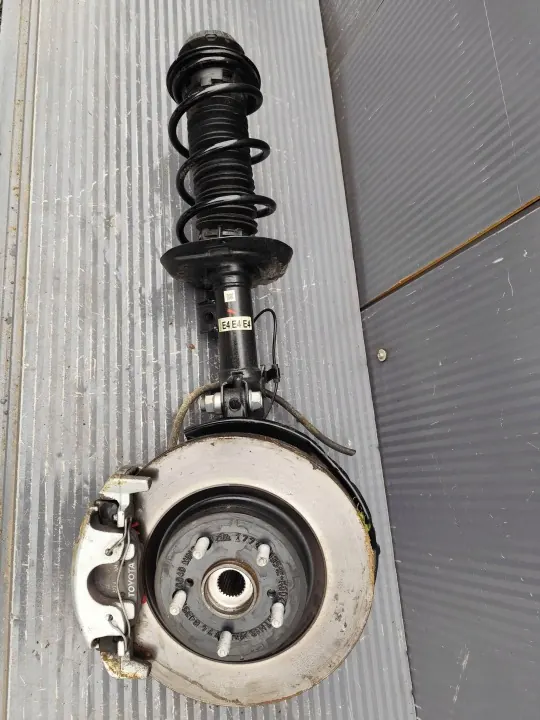 Toyota Yaris IV Voor linker schokdemperbevestiging OEM YARISIVZWROTNICA image 2