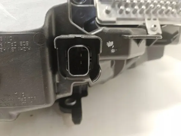 BMW 3 G20 G21 2023 Faro Derecho image 10