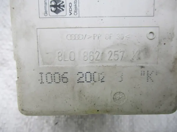 Bomba de bloqueio central Audi OEM 8L0862257K - Usado image 3
