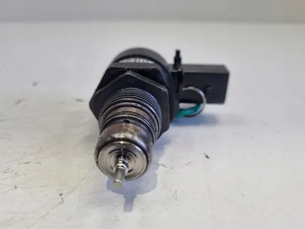 Régulateur de pression de carburant AUDI A6 C6 3.0 TDI 057130764B image 3