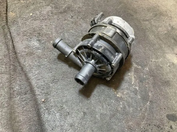 Moteur de circulation d'eau Volvo TPA1741532 - Occasion image 3