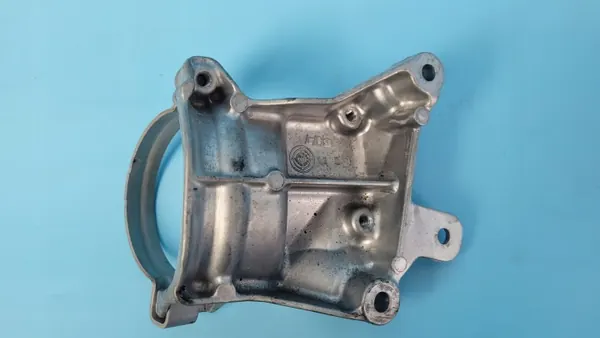 Mercedes W206 C200 Kiinnitystuki OEM A6542031601 image 10