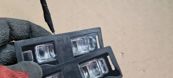 Q3 83A Luz de Placa LED 2 Peças 8W6943021A image 3