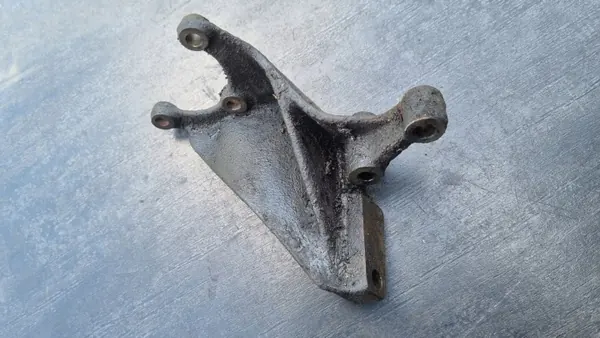 Ohjaustehostimen Pumppukiinnike VW T4 1.9 D 044145548D image 3