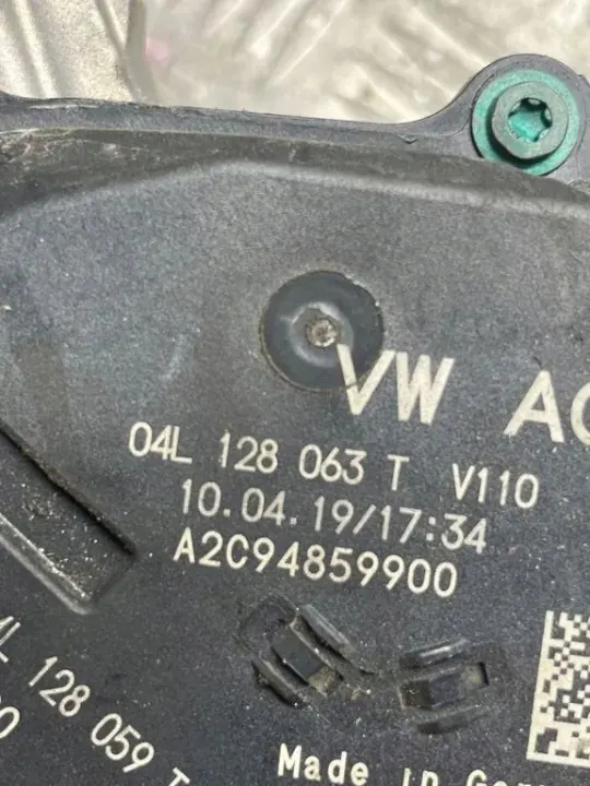 Audi insugsgrenrör OEM 04L128637E - Begagnad image 4