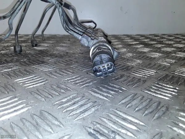 Carril de combustible Volvo V70 OEM 0445215010 - Usado image 3