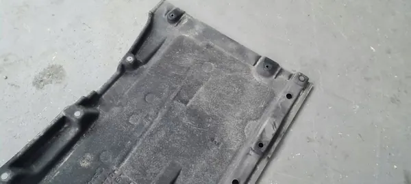 AUDI A5 8W UNDERBODYSKYDD VÄNSTER 8W6825207D image 9