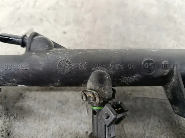 Riel de Inyección Citroen Xsara 1.8 16V OEM 9628084680 image 4