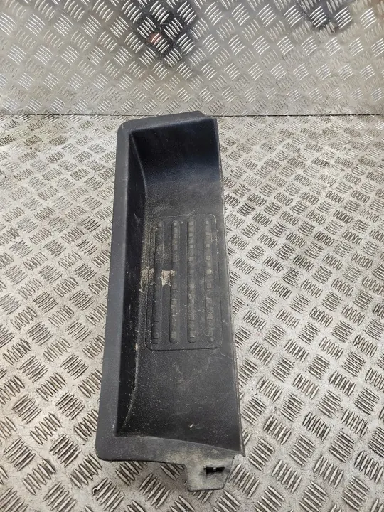 Capa de Degrau VW T5 Direita OEM 7H0863736F Usada image 4