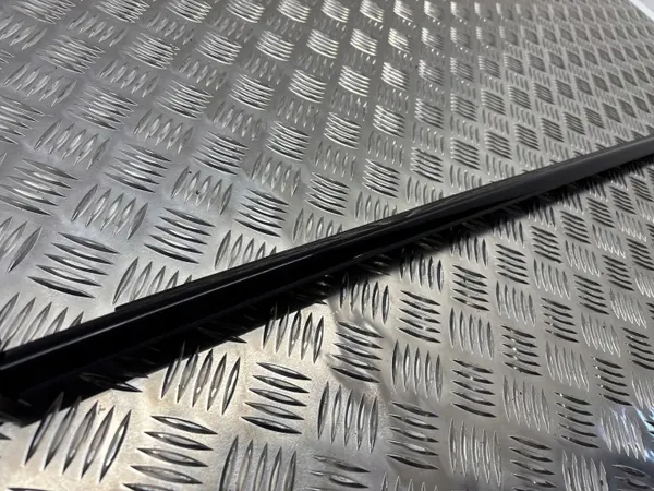 Jointure de vitre arrière BMW OEM 7415689 - État utilisé image 4