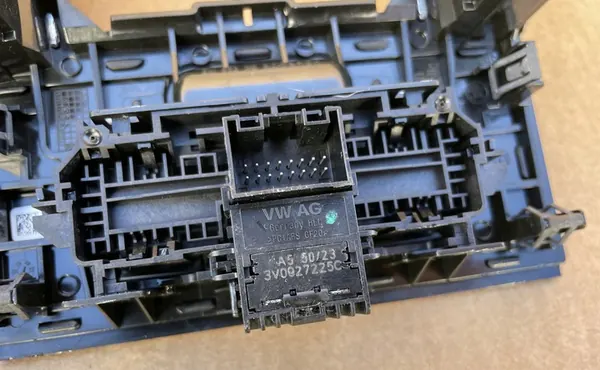 Estrutura de túnel Skoda Superb III OEM 3V1863212 image 8