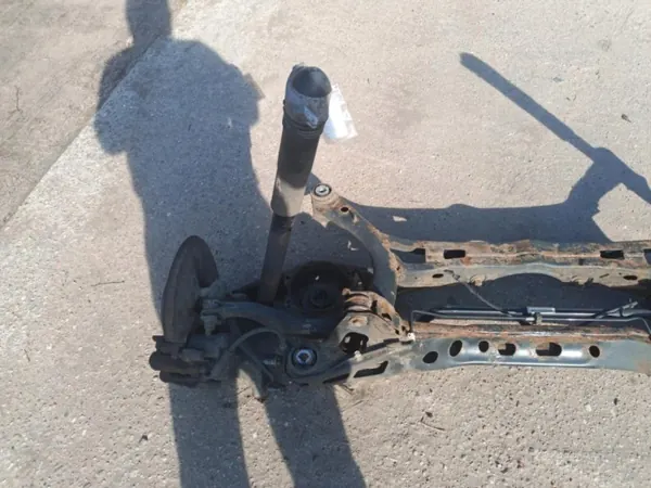 Viga suspensión trasera OEM Wrakowisko-18689- image 3