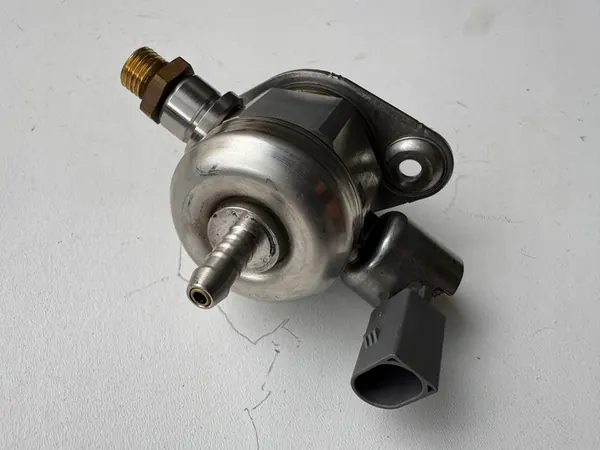 Polttoainepumppu AUDI A3 8V 1.8 TFSI 06K127025A image 2