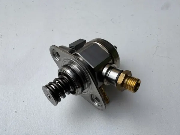Polttoainepumppu AUDI A3 8V 1.8 TFSI 06K127025A image 3