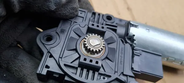 Motor de techo solar Audi A5 OEM 10028299C - Usado image 9