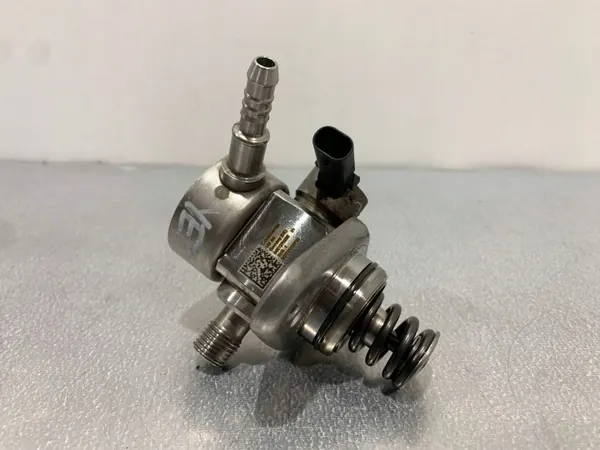Pompe à injection Skoda Yeti 2014 OEM 04E127026E image 2