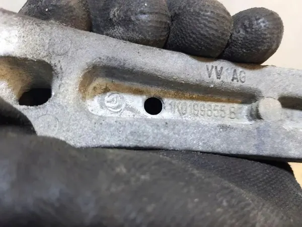 Support de boîte VW JETTA III 2.0L Diesel 2015 OEM 1K0199855B image 3