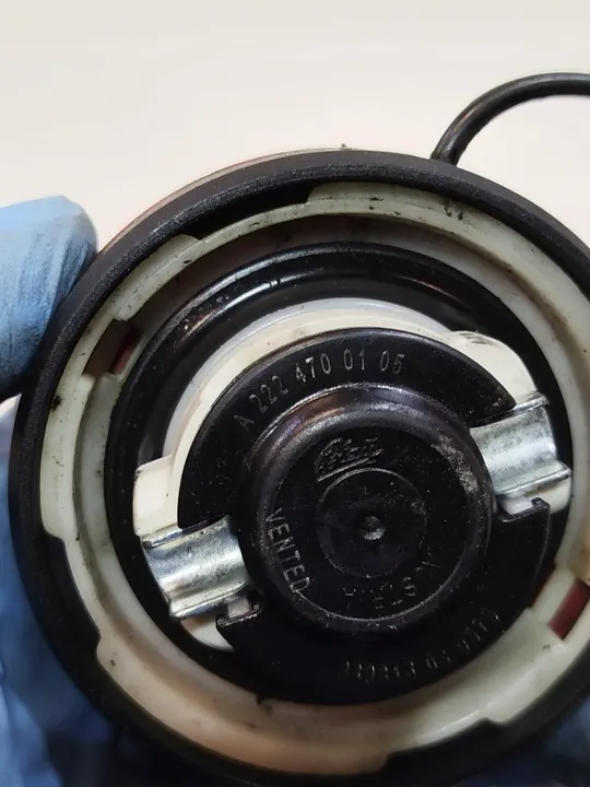 Polttoainesäiliön korkki Mercedes W205 2.2 CDI A2224700105 image 2