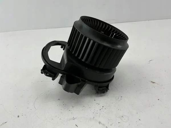 Fläktmotor Mercedes-Benz A W176 2016 A2469062501 image 4