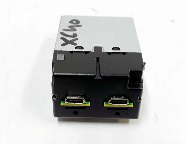 Volvo XC40 USB-Ladebuchse OEM 32375814 image 2