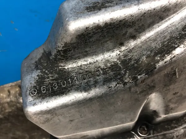 Cárter de aceite Mercedes W220 OEM R6130140102 Usado image 4