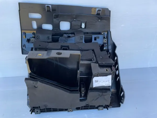 Audi Q3 83A Matkustajan hansikaslokero OEM 83B857035B image 5