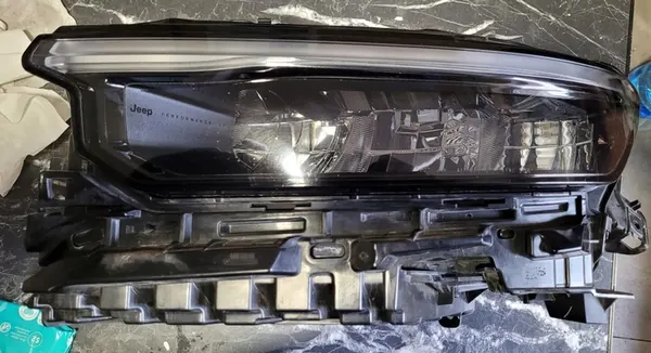 Jeep Grand Cherokee WL 2021 - Farol Frontal Esquerdo USA 68584659AC image 3