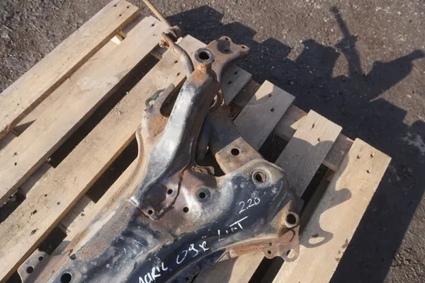 Toyota Auris I achterbalk OEM TOY3377223 - Gebruikt image 4