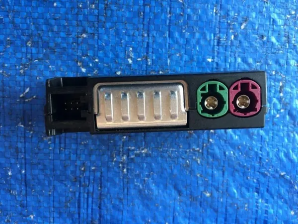 Audi Q5 USB-Anschluss OEM 8W0035708A - Gebraucht image 3