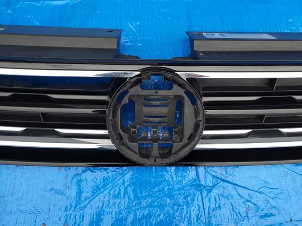 VW Tiguan II framstötrast OEM 5NA853653A image 3