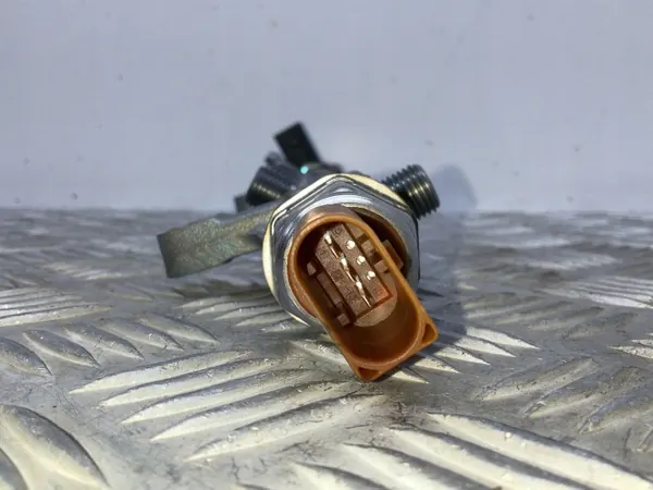 Polttoainepainesäädin OEM 03L130089P Skoda Yetille image 6
