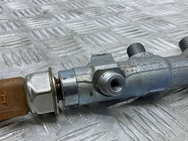 Polttoainepainesäädin OEM 03L130089P Skoda Yetille image 7