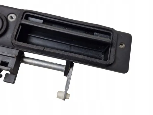 Manija de portón Mercedes W210 OEM - Pieza usada image 3