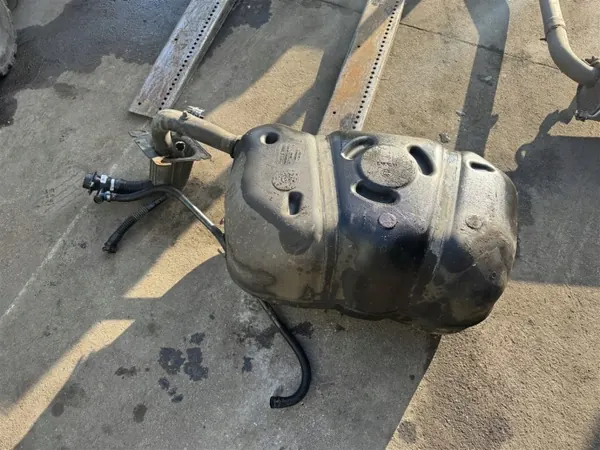 Brandstoftank OEM 1379080080 met pomp image 6