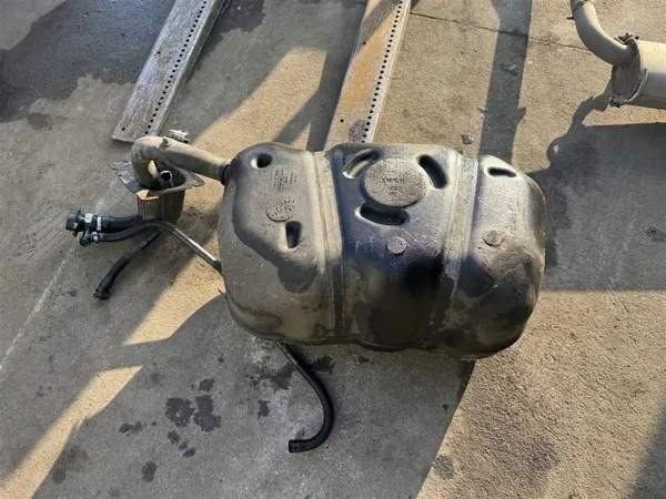 Brandstoftank OEM 1379080080 met pomp image 7