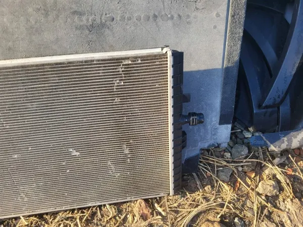 Radiateur d'eau Tesla Model 3 OEM 1493395 - Occasion image 3