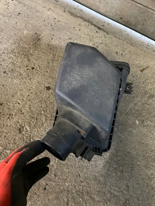 KIA CARENS IV Luftfilterhus OEM 28110-A4200 image 3