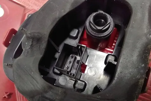 Luz trasera izquierda VW TOUAREG 2012 image 3