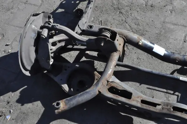 Poutre suspension arrière Audi Q3 8U OEM 5N0505315S image 3