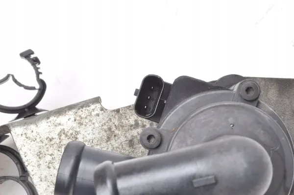 VOLVO V60 II S60 III Vattenpump 31368042 image 4