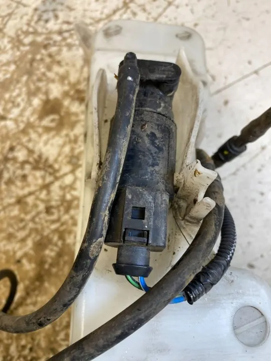 Volvo XC60 ruitenwisservloeistoftank OEM 31699968 image 8