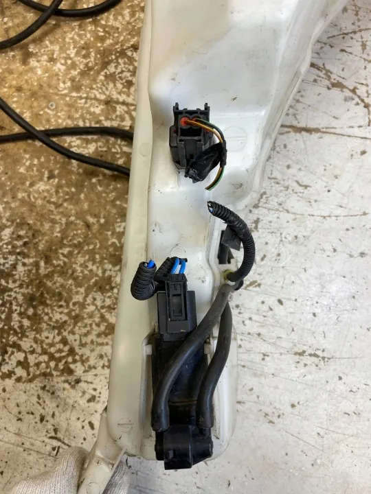 Volvo XC60 ruitenwisservloeistoftank OEM 31699968 image 9
