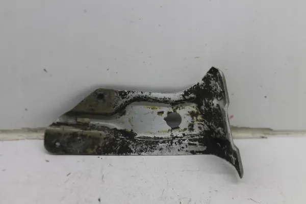 Höger fram skärmstöd 1K6821136 VW image 2