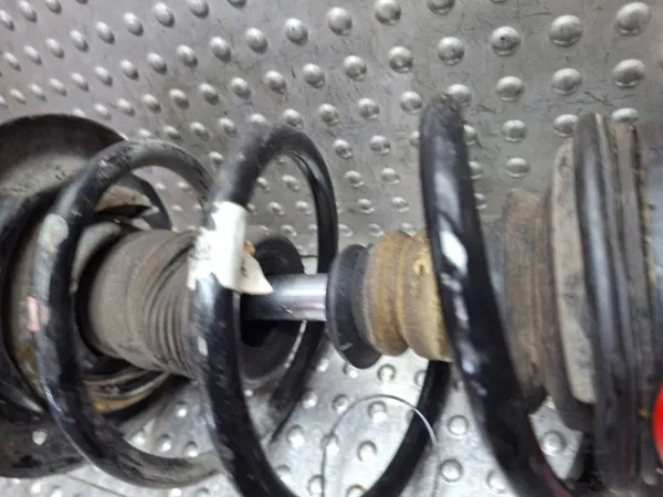 Fram Vänster Stötdämpare OEM S26309765 Renault Clio IV image 4