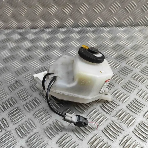 Remvloeistofreservoir OEM 4722047070 voor Toyota Prius+ image 2