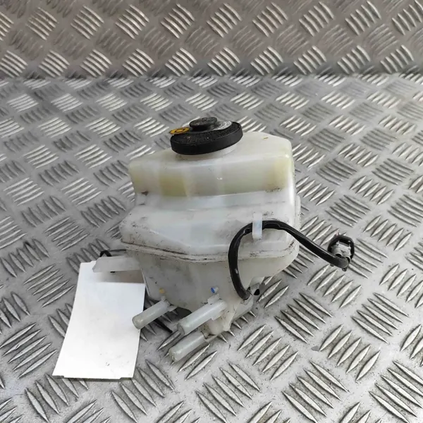 Remvloeistofreservoir OEM 4722047070 voor Toyota Prius+ image 3