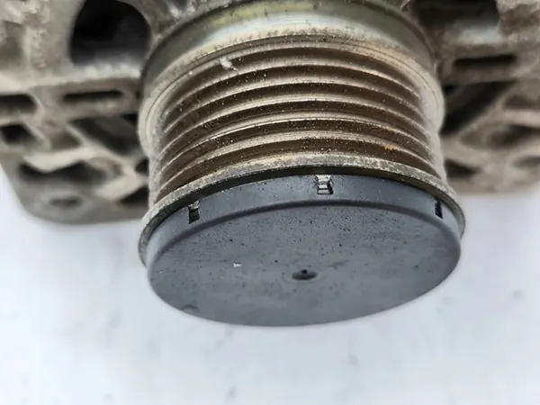 Nissan Qashqai 2020 Alternator OEM 231004719R image 3